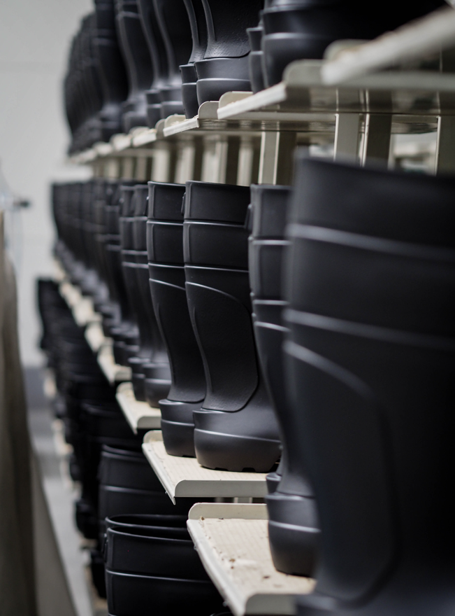 How to choose a reliable wellington boot supplier for your distribution business?